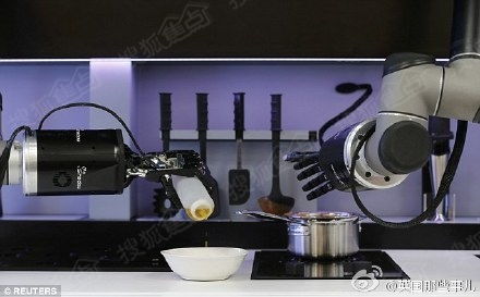 廚房新幫手 機器人驅(qū)動舵輪，烹飪新時代的到來